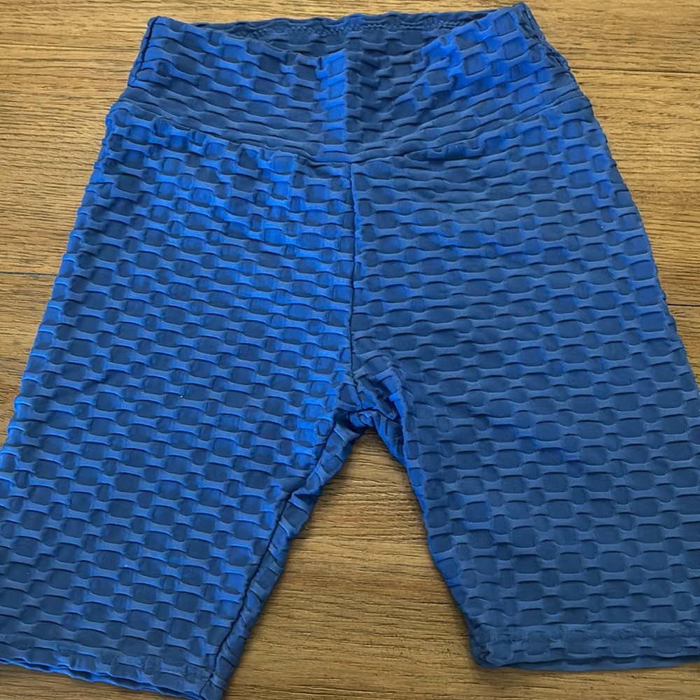 These are workout shorts! they are blue and are perfect for a long workout!